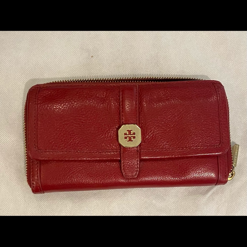 Tory Burch red wallet in great condition.